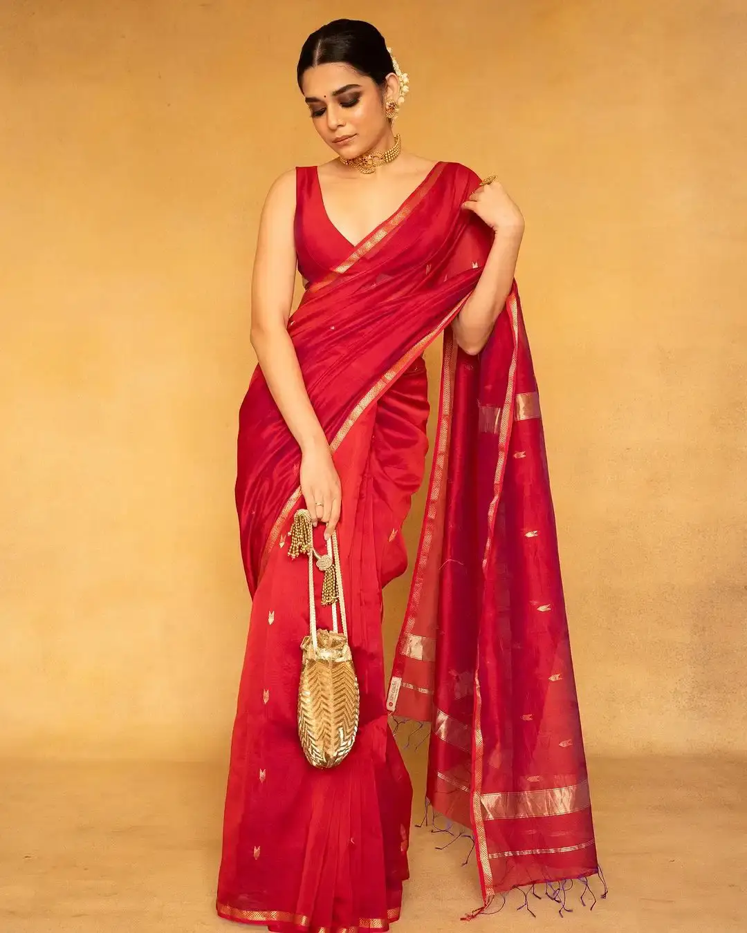 INDIAN ACTRESS MITHILA PALKAR IN TRADITIONAL RED COLOR SAREE SLEEVELESS BLOUSE 4